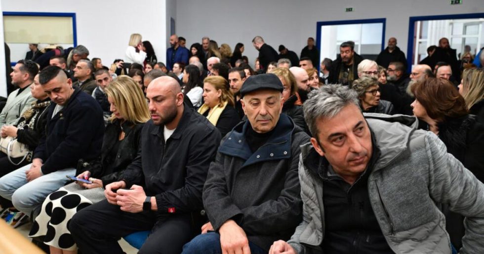 Εντατικές εργασίες στην αίθουσα μετά το φιάσκο